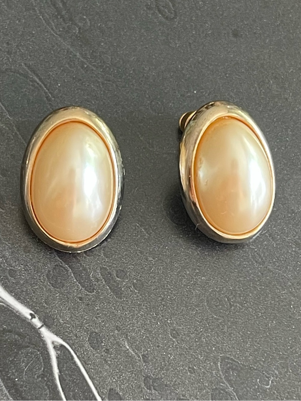 Richelieu vintage Pearl-Tone Oval Earrings in Cream and Gold tone